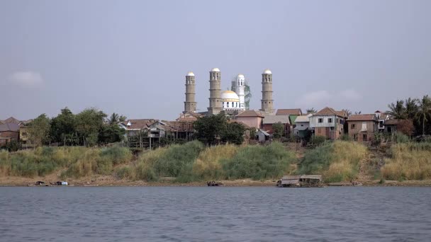 Vista Sul Villaggio Lungo Fiume Con Moschea Costruzione — Video Stock
