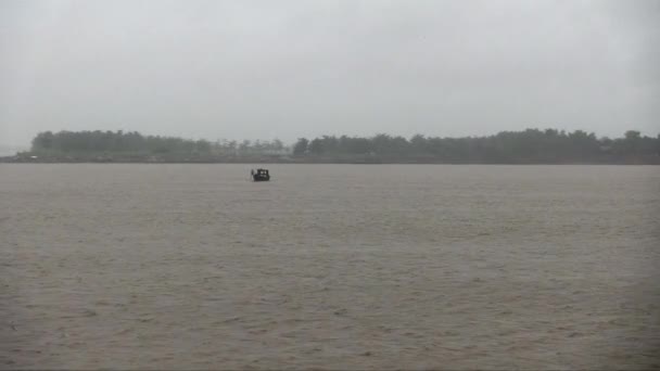 Drifting Boat Fast Current River Windy Day — Stock Video