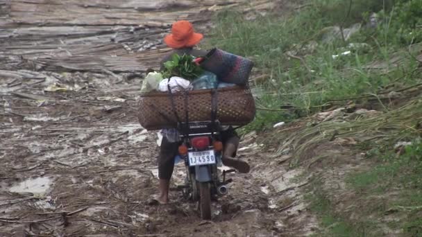 Vue Dos Sur Une Moto Montant Lentement Chemin Humide Boueux — Video