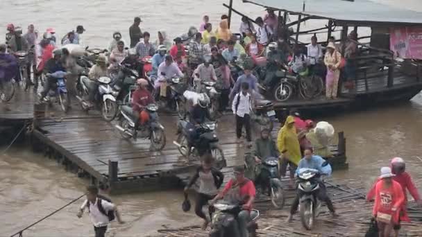 Люди Выходят Маленькой Паромной Лодки Мотоциклами Велосипедами Дождем — стоковое видео
