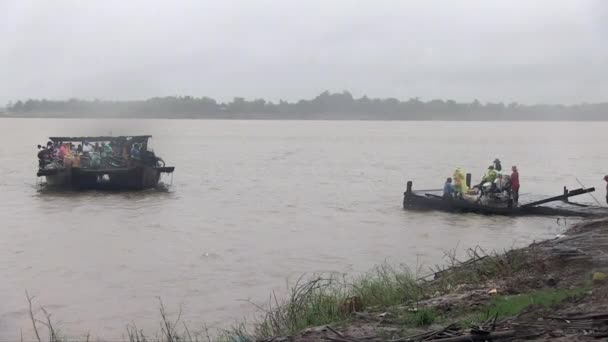 Bateau Ferry Atteignant Jetée Sous Pluie Les Gens Qui Attendent — Video