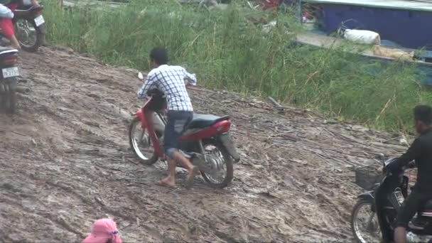 Limandan Kasabaya Giden Çamurlu Bir Patikada Motosikletleriyle Birlikte Yürüyen Feribot — Stok video