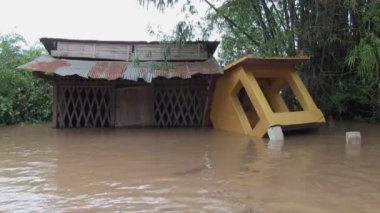 Muson mevsimi boyunca metal çatılı evi su basmış.