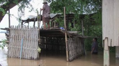 Nehrin kıyısında ev sular altında kaldı (kapat )