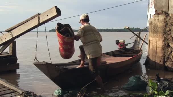 Hombre Cargando Pequeño Bote Madera Con Esterilla Bolsas Muelle Del — Vídeo de stock