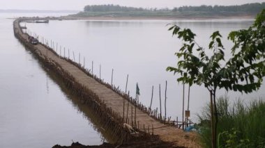 Araçların ilk geçişi için yeni bambu köprüsü açılıyor.