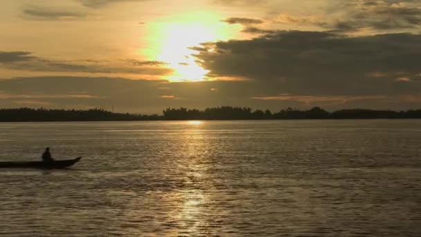 Liten Motordriven Båt Som Fortsätter Floden Vid Soluppgången — Stockvideo