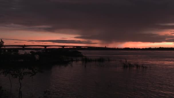 Vista Ribeira Para Rio Ponte Sob Céu Roxo Nascer Sol — Vídeo de Stock