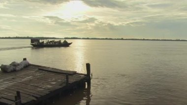 Feribot gün doğumunda rıhtımdan kalkıyor. 