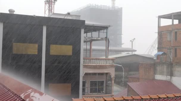 Fuertes Lluvias Junto Con Vientos Asquerosos Ciudad Edificio Construcción Fondo — Vídeo de stock