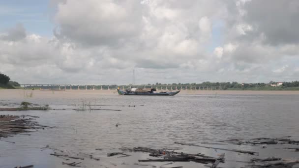 Primer Plano Escombros Bambú Flotando Borde Del Río Pequeño Barco — Vídeo de stock