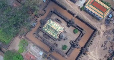 Kum taşından ve yanlardan yapılmış bir tapınağın havadan görünüşü. Siem Reap 'teki efsanevi Angkor Wat tapınağından çok önce inşa edilmiş ama benzer bir tarzda yaratılmış. Kamboçya