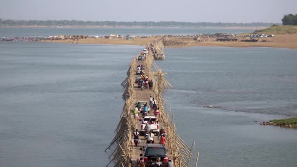 Vista Superior Del Atasco Tráfico Puente Bambú Sobre Río Mekong — Vídeo de stock