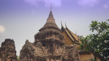 Kum taşından ve yanlardan yapılmış eski bir tapınağa doğru eğil. Bu tapınak, Siem Reap 'teki efsanevi Angkor Wat tapınağından çok önce inşa edilmiş ama benzer bir tarzda yaratılmış. (Kamboçya)