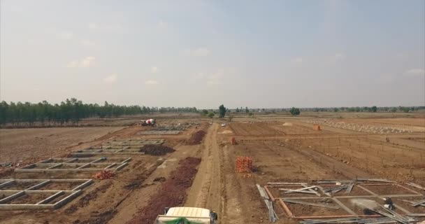 驾驶着一辆空卡车在泥泞的道路上飞驰而过建筑工地 — 图库视频影像