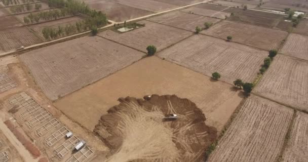 Voar Para Cima Despejar Caminhões Descarregar Terra Local — Vídeo de Stock