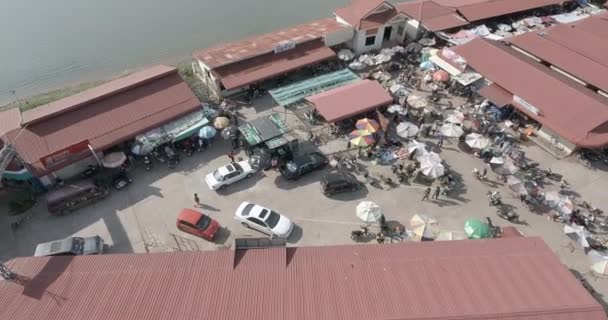 在一个展示摊位 人员和车辆的地方市场上的无人驾驶飞机射击 — 图库视频影像