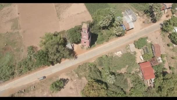 Boven Luchtfoto Van Koloniale Franse Uitkijktoren Langs Weg — Stockvideo