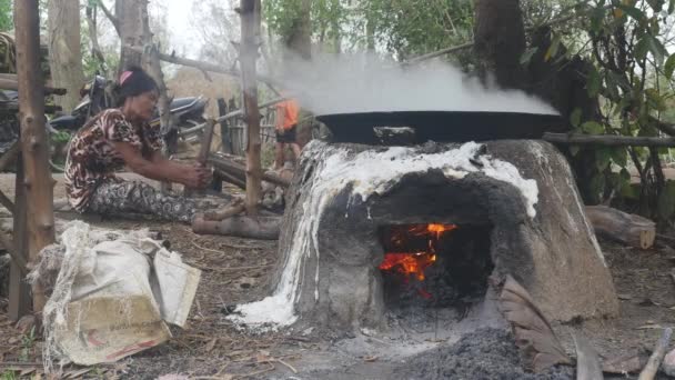 Palm Sugar Being Cooked Wok Woman Sawing Piece Wood Backdrop — Stockvideo