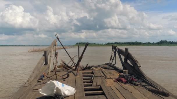 Vista Arco Uma Barcaça Passando Pela Ponte Bambu Quebrada Flutuando — Vídeo de Stock