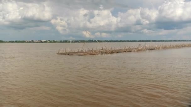 Vieja Barcaza Que Pasa Por Puente Bambú Roto Que Flota — Vídeos de Stock