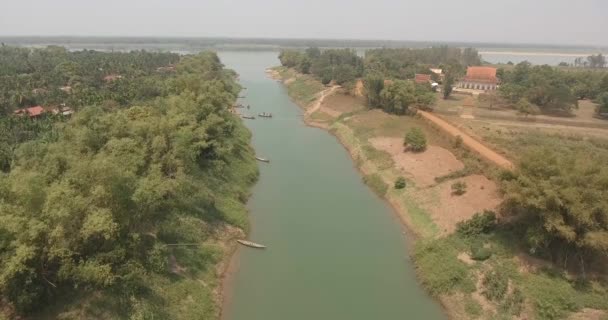 Przelot Nad Małą Rzeką Podczas Odpływu Wsi — Wideo stockowe