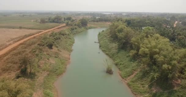 Fliegen Über Einen Kleinen Fluss Bei Ebbe Der Landschaft Links — Stockvideo
