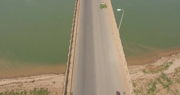 Aus Der Luft Gekippte Fahrzeuge Überqueren Straßenbrücke Über Einen Fluss — Stockvideo