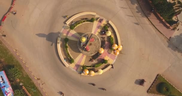 Zdjęcie Drona Gigantycznego Posągu Buddyjskiego Rondzie — Wideo stockowe