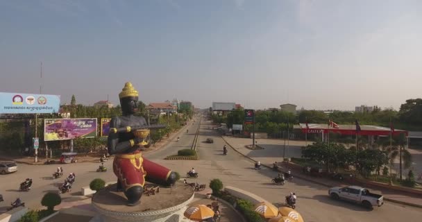 Latać Obok Gigantycznego Posągu Buddha Rondzie — Wideo stockowe