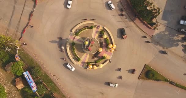 Volar Hacia Abajo Estatua Buda Gigante Rotonda Tráfico — Vídeo de stock