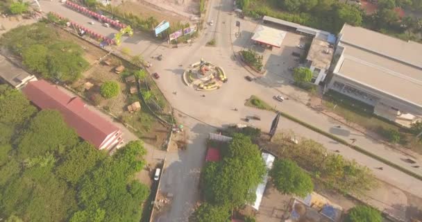 Volar Hacia Estatua Buda Gigante Rotonda Tráfico — Vídeo de stock
