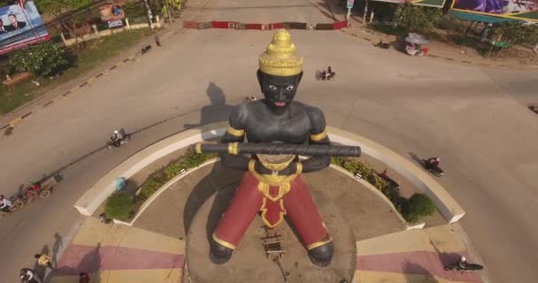 Titulando Abaixo Estátua Gigante Buddha Rotunda Tráfego — Vídeo de Stock