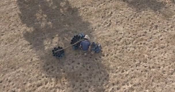 Tiro Drone Tocador Toddy Pegando Recipientes Plástico Vazios Para Coletar — Vídeo de Stock