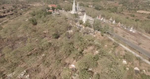 Der Titel Verrät Das Trio Hoher Tempel Auf Einem Hügel — Stockvideo