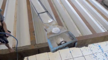 Lateks havuza dökülüyor (yakın çekim) )