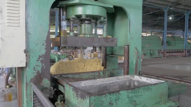 Gummit Komprimeras Till Block Med Hjälp Hydraulisk Balpressning Inuti Fabrik — Stockvideo