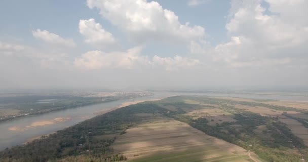 缓慢的向后飞去 揭示了湄公河岛的风景 云彩的阴影掠过 桥梁和城镇作为背景 — 图库视频影像
