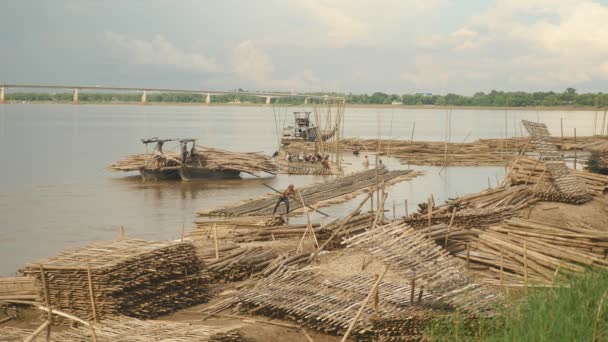 Lavoratori Cantiere Sul Lungofiume Pavimenti Bambù Pali Doghe Posati Una — Video Stock