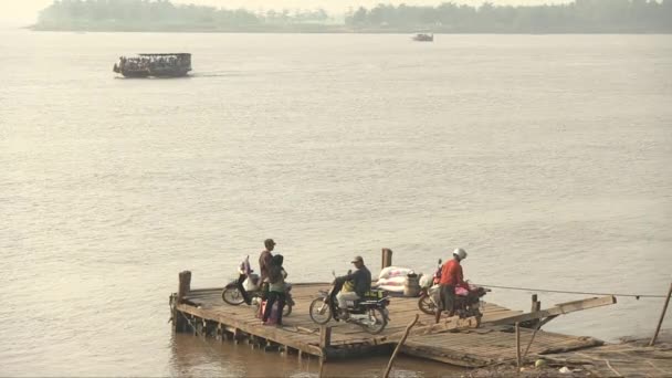 Kampong Cham Kamboçya 2013 Tahta Iskeledeki Kutular Motorsikletler Feribot Bekleyen — Stok video