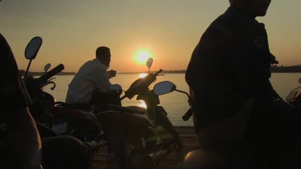 Cambodgia Râul Mekong Noiembrie 2013 Siluete Oameni Care Stau Motociclete — Videoclip de stoc