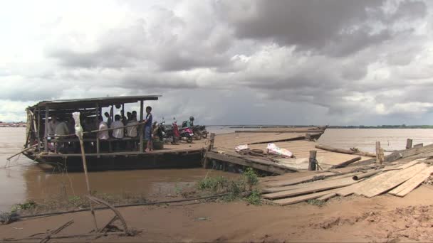 Cambodge Mékong Novembre 2013 Bateau Fluvial Amarré Quai Sous Ciel — Video