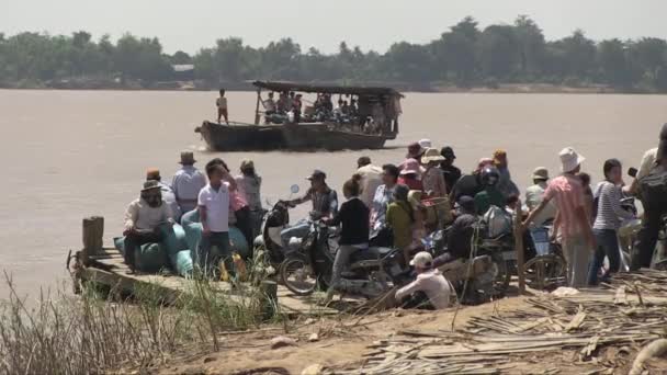 Kambodža Řeka Mekong Prosinec2013 Lidé Pěšky Motocykly Nebo Jízdními Koly — Stock video