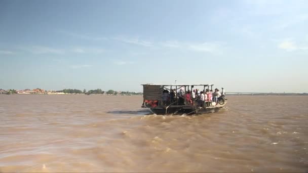 Kambodža Mekong Řeka Listopad2013 Pohled Zezadu Trajektový Člun Cestujícími Přes — Stock video