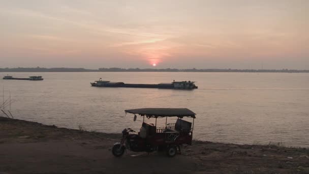 캄보디아 2013 시간에 강둑에 Stationary Tuk Tuk Moto 바지선 — 비디오