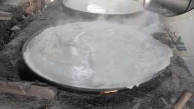 Soya fasulyesinden yapılmış tofu derisi. Soya sütü kaynarken sıvı yüzeydeki köpük formlarının kaymağını alın. (yakın çekim )