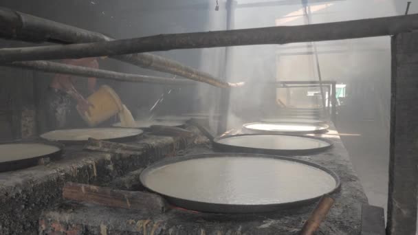 柬埔寨 2021 用大豆制成的豆腐皮 在豆浆煮沸过程中 工人立即将豆浆倒入锅内 加入新数量的液体滤液 — 图库视频影像