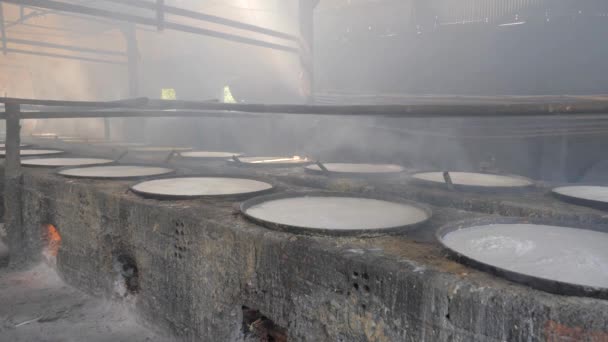 Bir Atölyenin Içinde Soya Sütünün Kaynaması Sırasında Deri Tofu Soya — Stok video