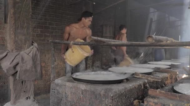 柬埔寨 2021 工人立即用新数量的液体过滤豆浆倒入锅中 用大豆制成的豆腐皮 — 图库视频影像