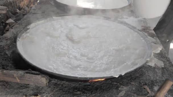 豆子制成的豆腐皮 在豆浆煮沸过程中 工人立即将豆浆倒入锅内 加入新数量的液体滤液 — 图库视频影像